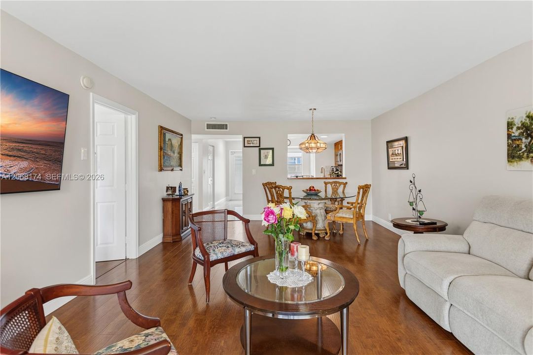 En Venta: $174,900 (2 camas, 2 baños, 1000 Pies cuadrados)