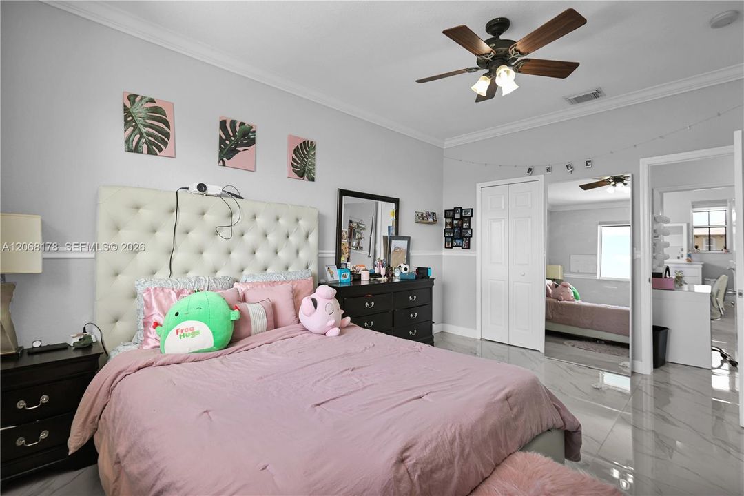 For Sale: $1,000,000 (5 beds, 3 baths, 3098 Square Feet)