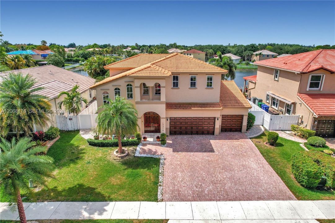 For Sale: $1,000,000 (5 beds, 3 baths, 3098 Square Feet)