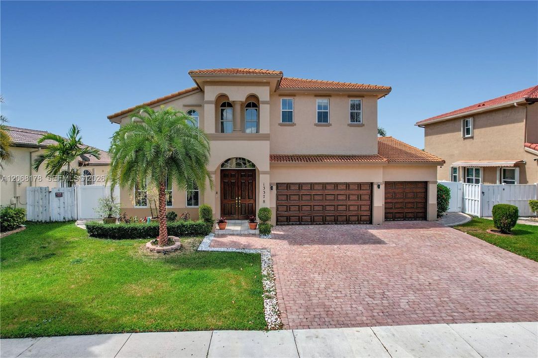 For Sale: $1,000,000 (5 beds, 3 baths, 3098 Square Feet)