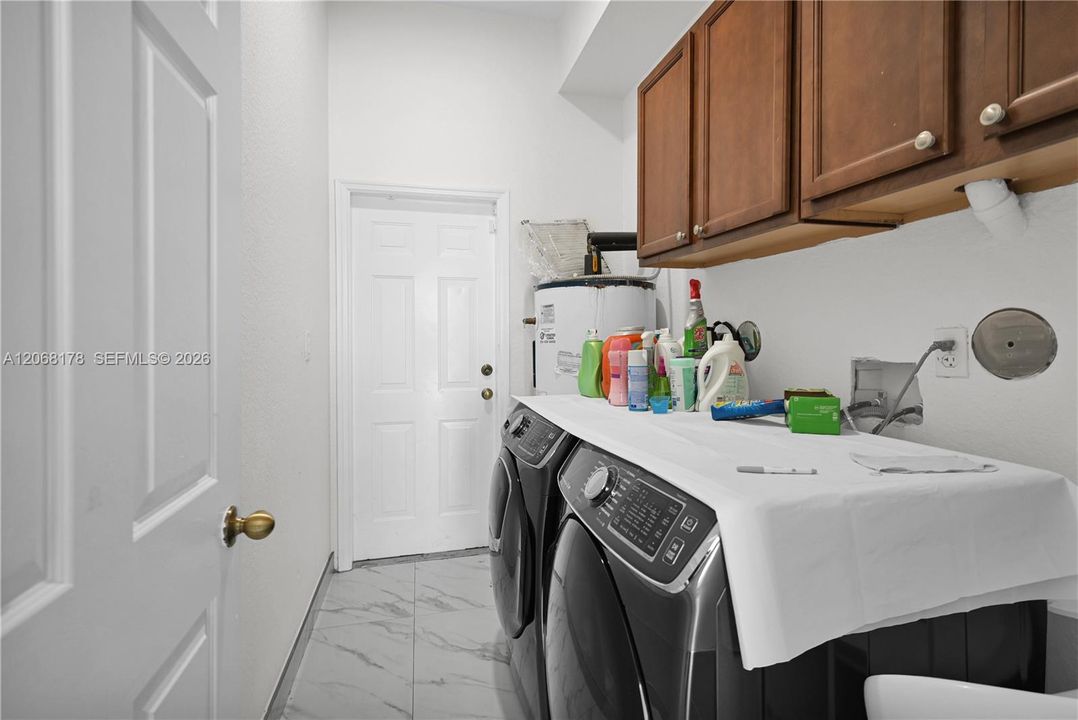 For Sale: $1,000,000 (5 beds, 3 baths, 3098 Square Feet)