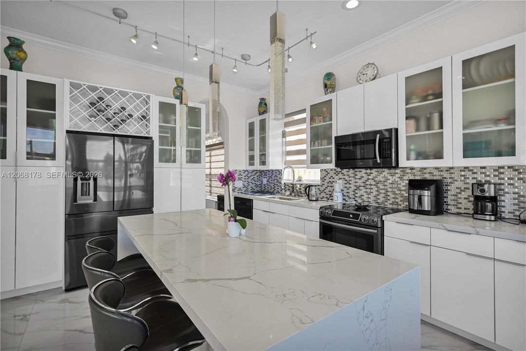 For Sale: $1,000,000 (5 beds, 3 baths, 3098 Square Feet)