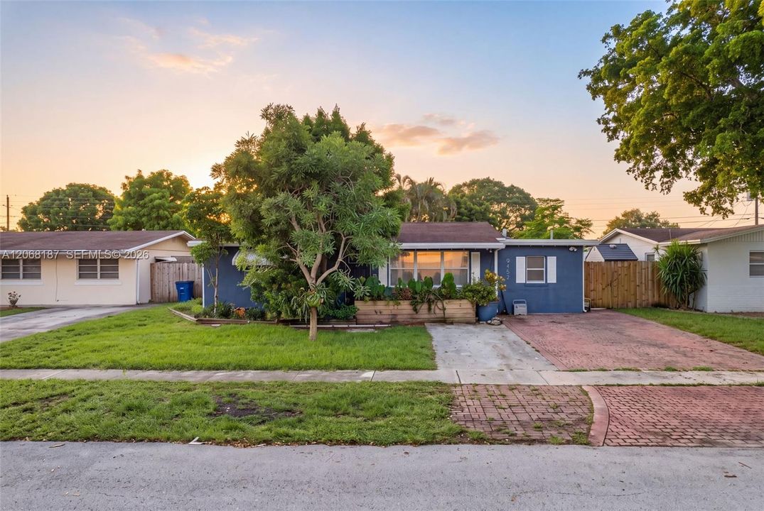 Active With Contract: $499,999 (3 beds, 2 baths, 1200 Square Feet)