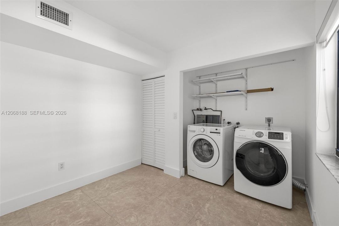 В аренду: $12,500 (4 спален, 4 ванн, 2442 Квадратных фут)