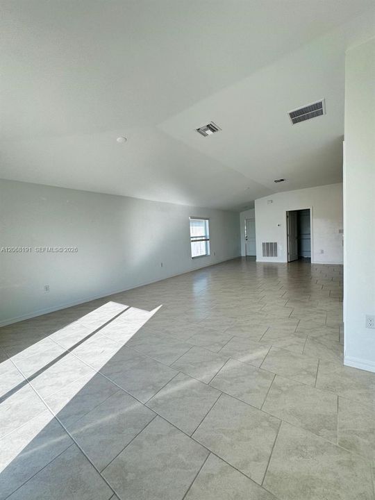 For Rent: $2,150 (4 beds, 2 baths, 1812 Square Feet)