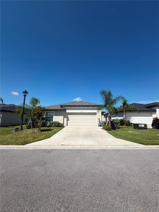 For Rent: $2,150 (4 beds, 2 baths, 1812 Square Feet)