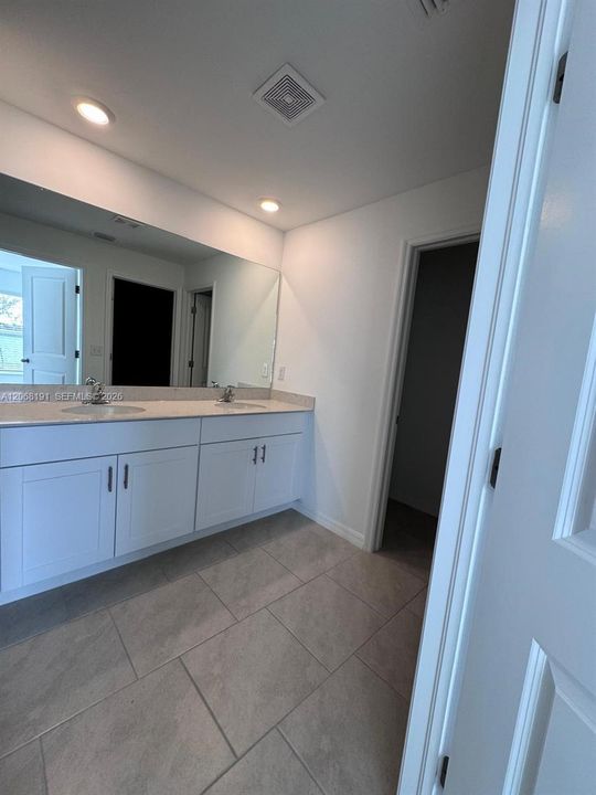 For Rent: $2,150 (4 beds, 2 baths, 1812 Square Feet)