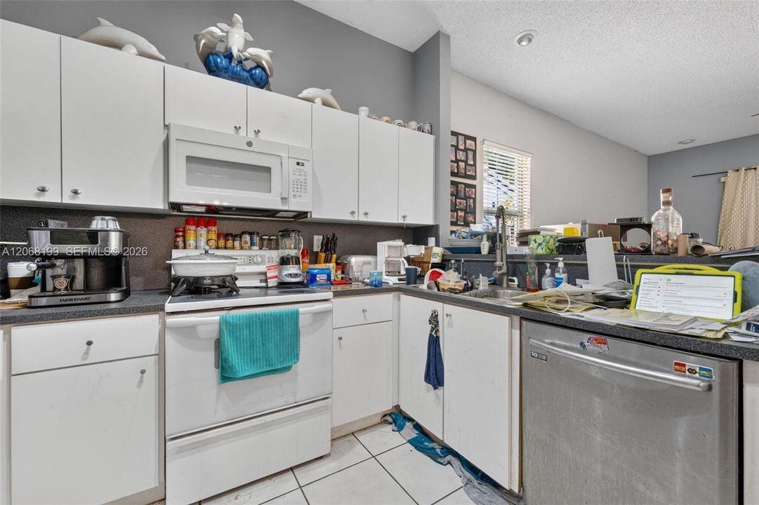 Active With Contract: $499,900 (3 beds, 2 baths, 1639 Square Feet)