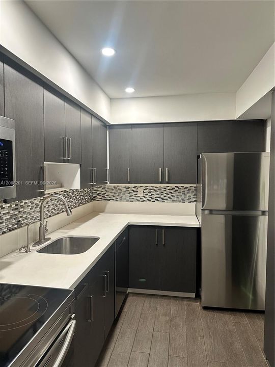 For Sale: $265,000 (2 beds, 1 baths, 878 Square Feet)