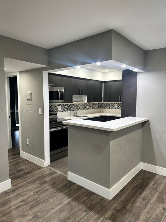 For Sale: $265,000 (2 beds, 1 baths, 878 Square Feet)