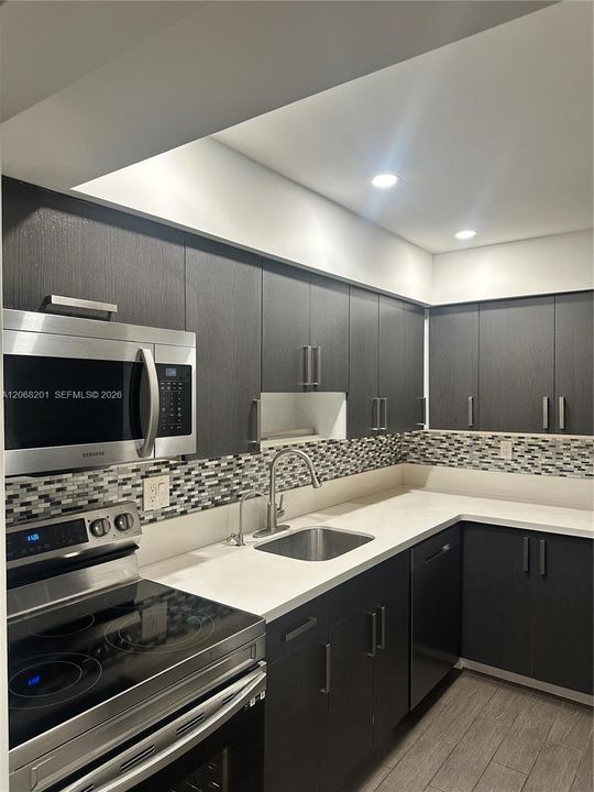 For Sale: $265,000 (2 beds, 1 baths, 878 Square Feet)