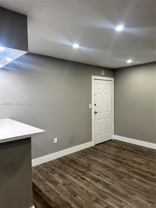 For Sale: $265,000 (2 beds, 1 baths, 878 Square Feet)