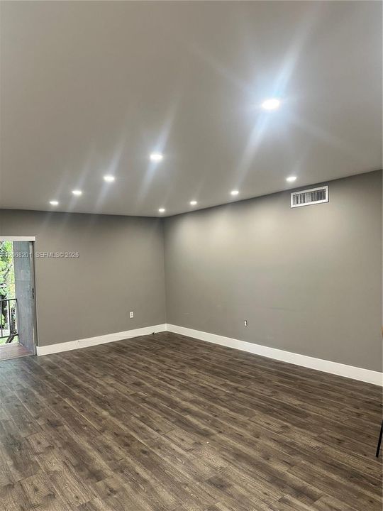 For Sale: $265,000 (2 beds, 1 baths, 878 Square Feet)