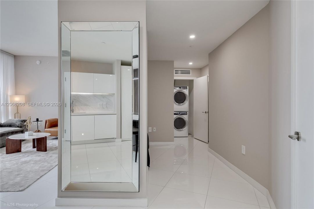 For Rent: $6,000 (1 beds, 1 baths, 937 Square Feet)