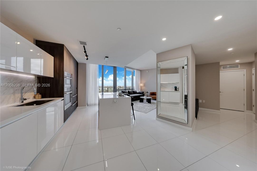 For Rent: $6,000 (1 beds, 1 baths, 937 Square Feet)