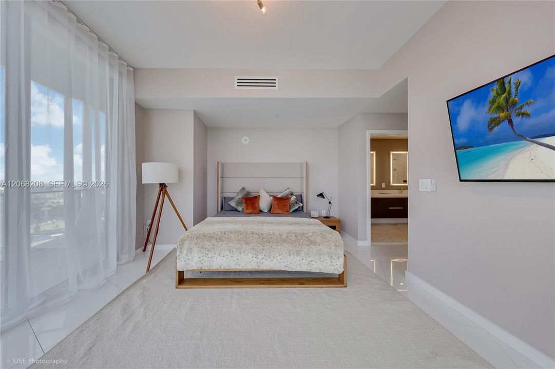 For Rent: $6,000 (1 beds, 1 baths, 937 Square Feet)