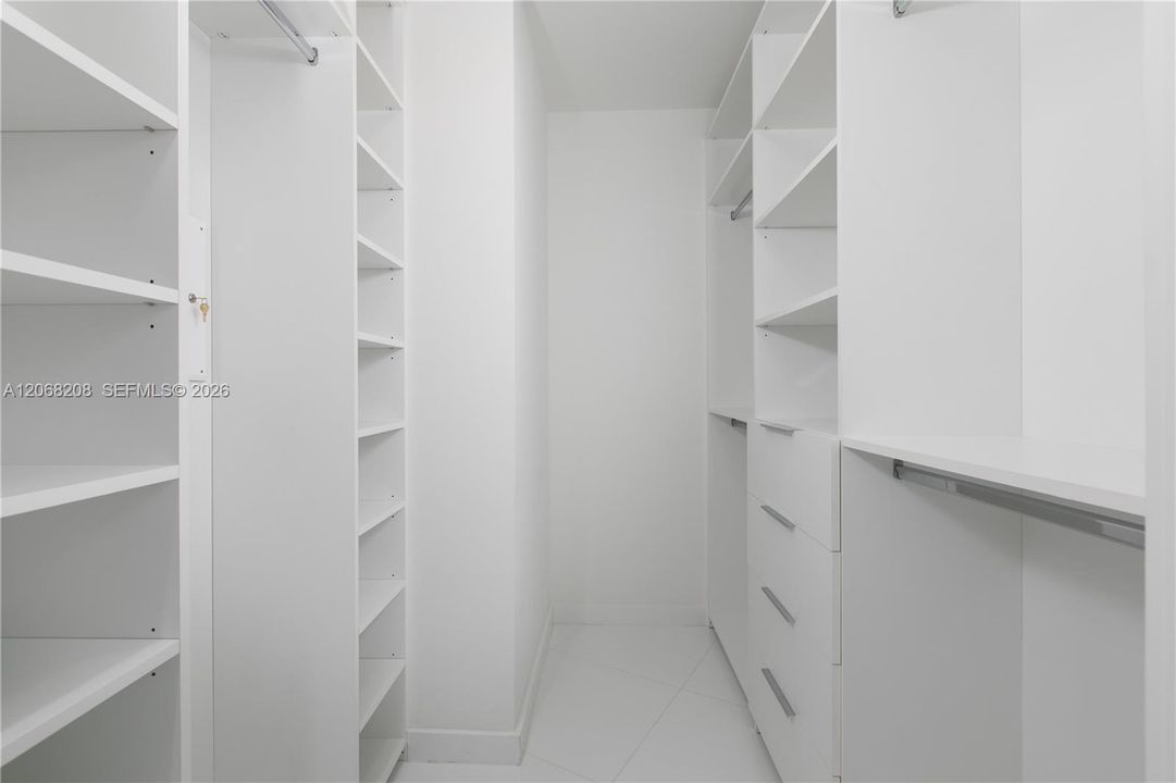 For Rent: $6,000 (1 beds, 1 baths, 937 Square Feet)