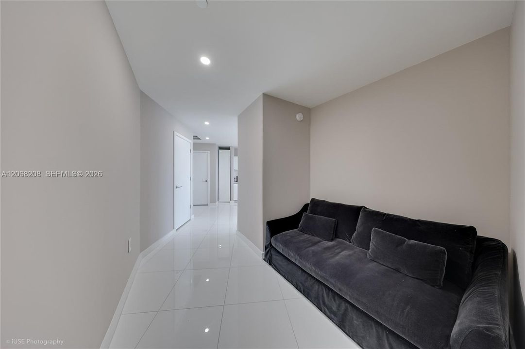 For Rent: $6,000 (1 beds, 1 baths, 937 Square Feet)
