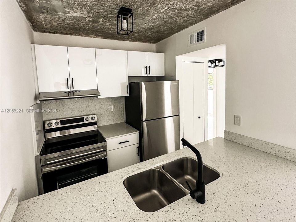 For Rent: $2,495 (2 beds, 1 baths, 800 Square Feet)