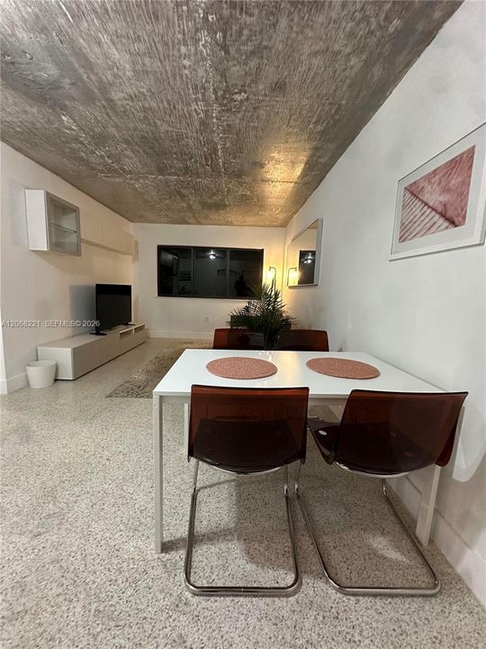 For Rent: $2,495 (2 beds, 1 baths, 800 Square Feet)