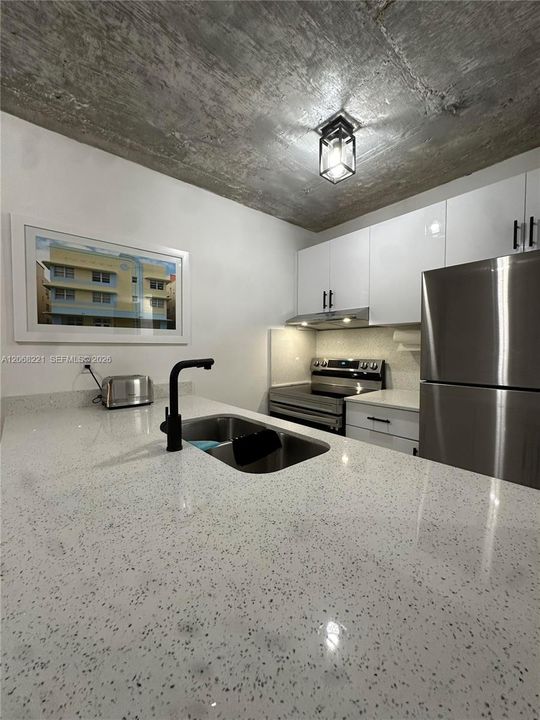 For Rent: $2,495 (2 beds, 1 baths, 800 Square Feet)