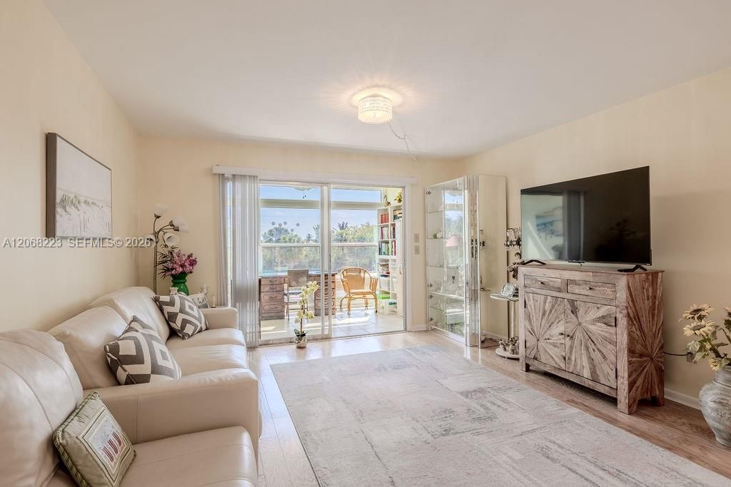 For Rent: $1,600 (2 beds, 2 baths, 1076 Square Feet)