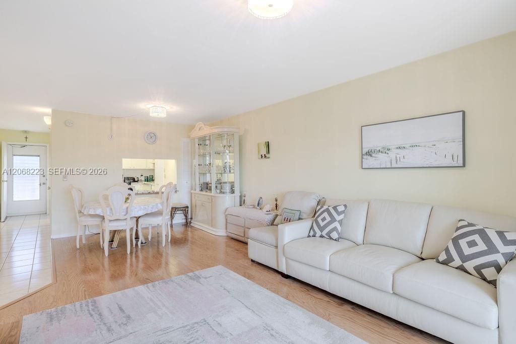 For Rent: $1,600 (2 beds, 2 baths, 1076 Square Feet)