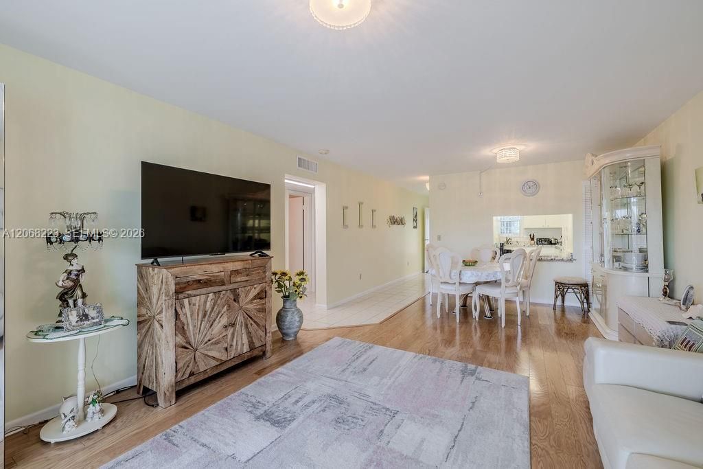 For Rent: $1,600 (2 beds, 2 baths, 1076 Square Feet)