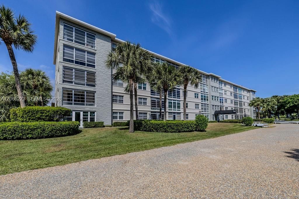 For Rent: $1,600 (2 beds, 2 baths, 1076 Square Feet)