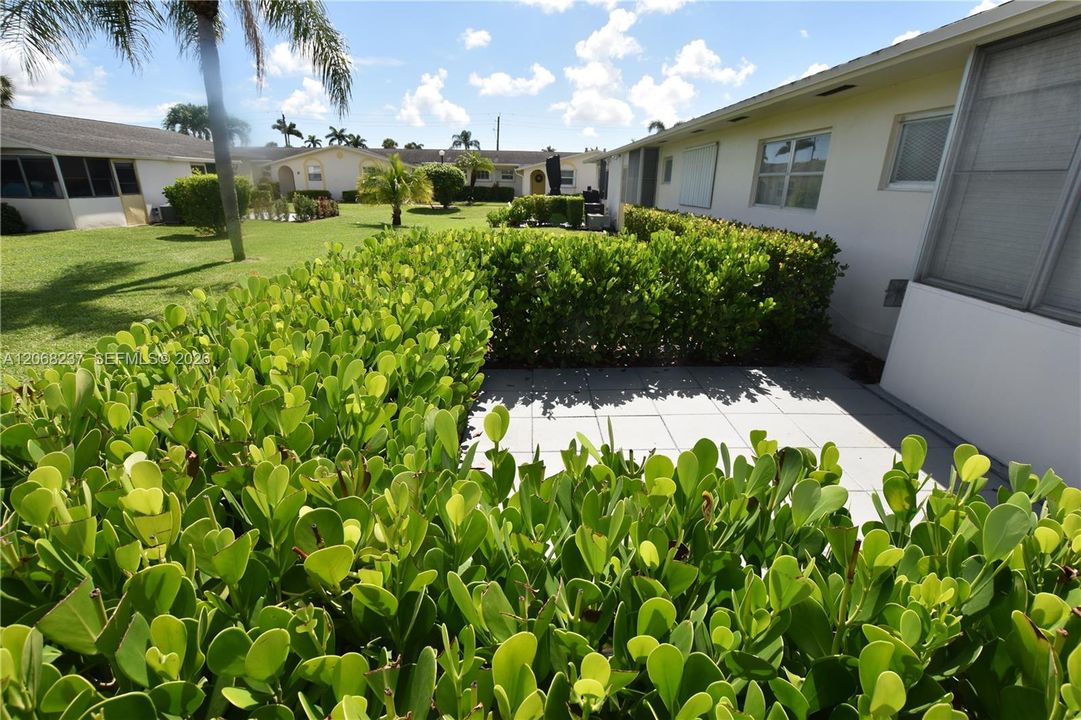 For Sale: $158,500 (2 beds, 2 baths, 910 Square Feet)