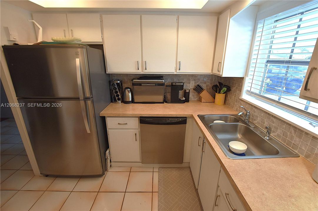 For Sale: $158,500 (2 beds, 2 baths, 910 Square Feet)