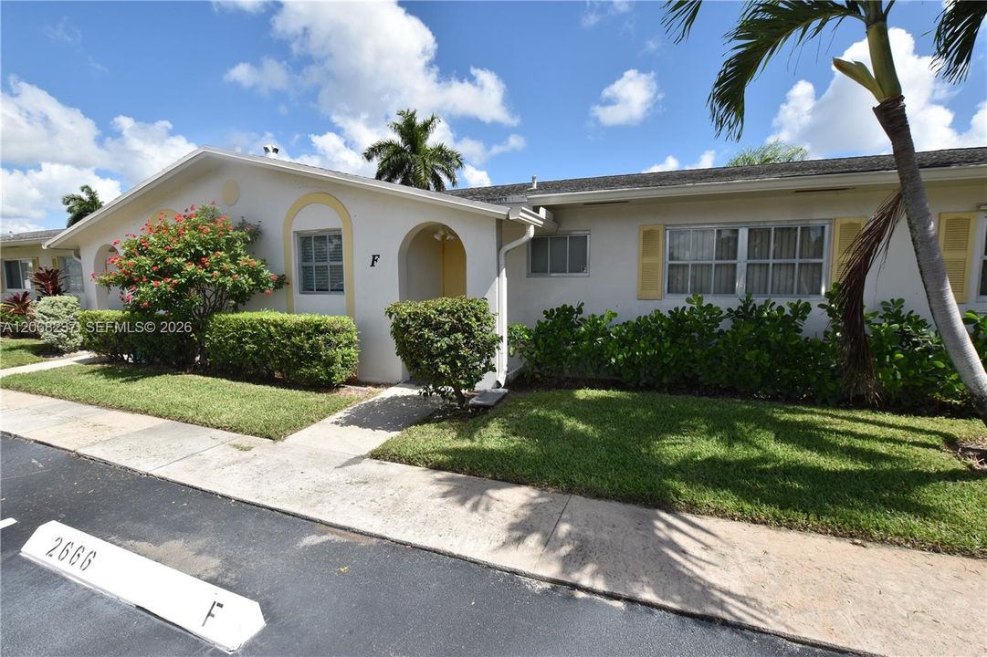 For Sale: $158,500 (2 beds, 2 baths, 910 Square Feet)