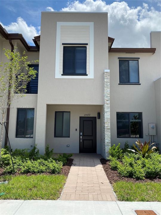 Под контрактом: $2,800 (3 спален, 2 ванн, 1530 Квадратных фут)