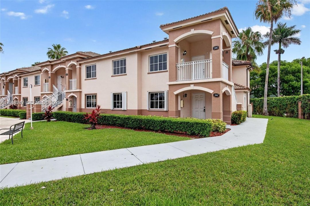 For Rent: $2,000 (3 beds, 2 baths, 1024 Square Feet)