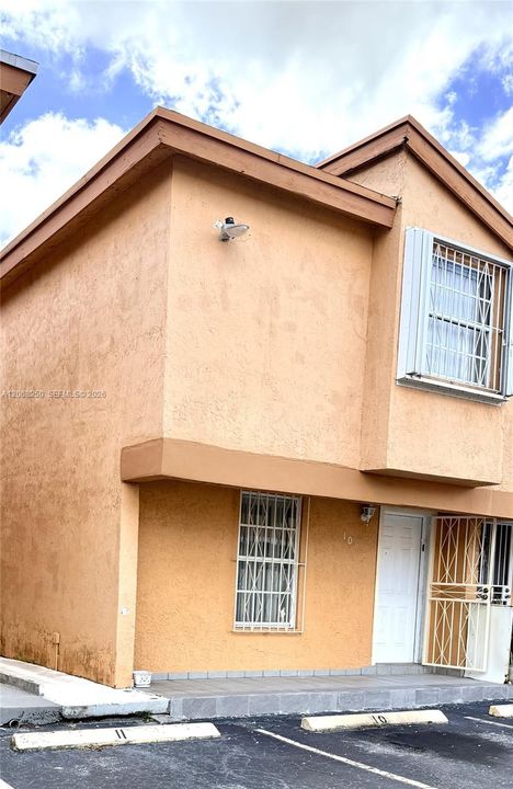 For Sale: $280,000 (2 beds, 1 baths, 884 Square Feet)