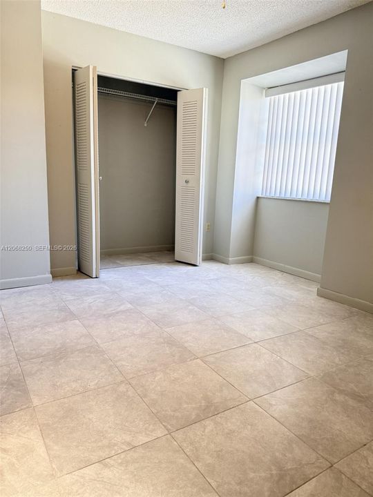 For Sale: $280,000 (2 beds, 1 baths, 884 Square Feet)