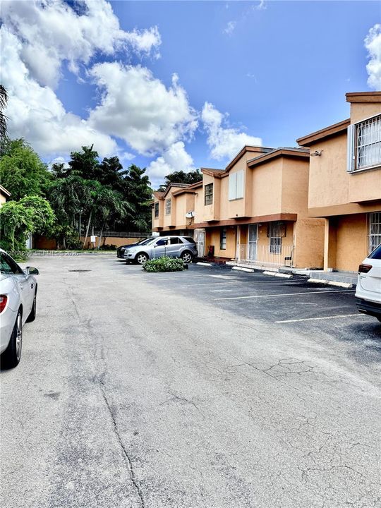 For Sale: $280,000 (2 beds, 1 baths, 884 Square Feet)