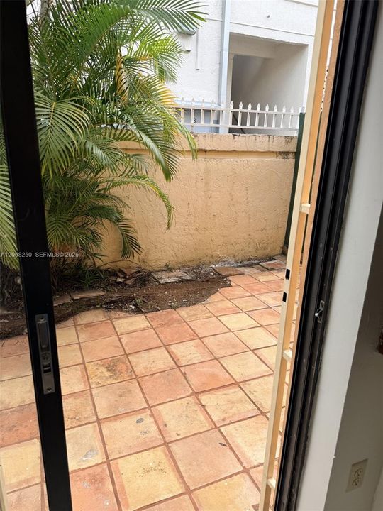 For Sale: $280,000 (2 beds, 1 baths, 884 Square Feet)