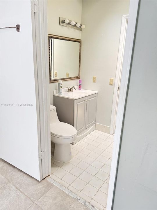 For Sale: $280,000 (2 beds, 1 baths, 884 Square Feet)