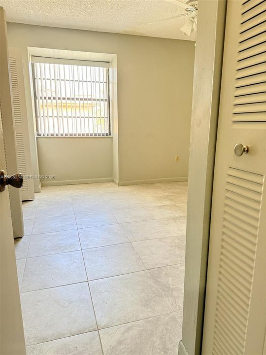 For Sale: $280,000 (2 beds, 1 baths, 884 Square Feet)