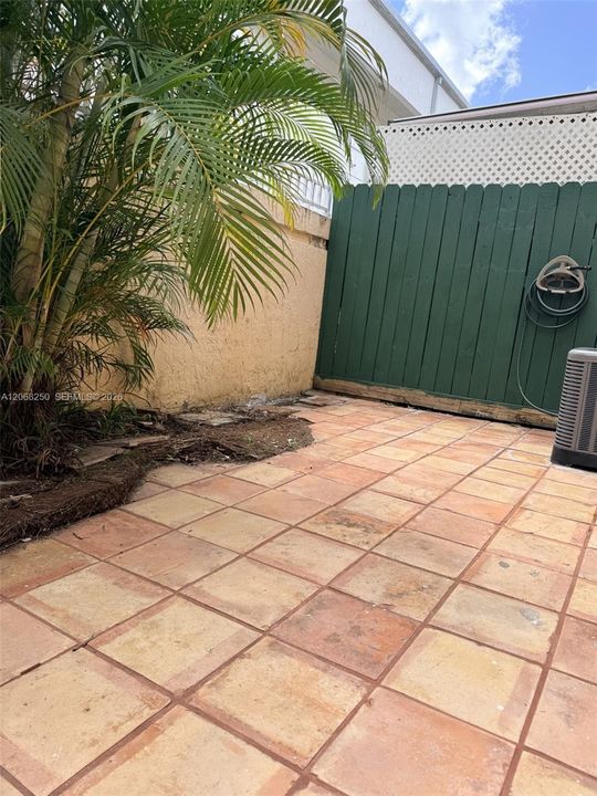 For Sale: $280,000 (2 beds, 1 baths, 884 Square Feet)