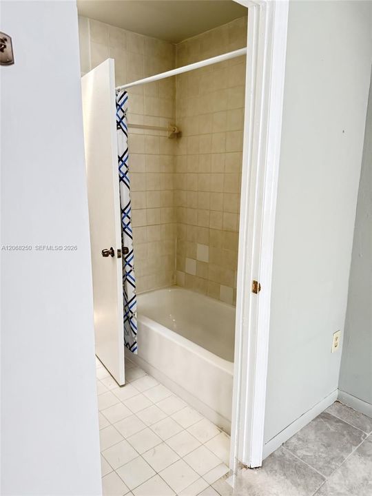 For Sale: $280,000 (2 beds, 1 baths, 884 Square Feet)