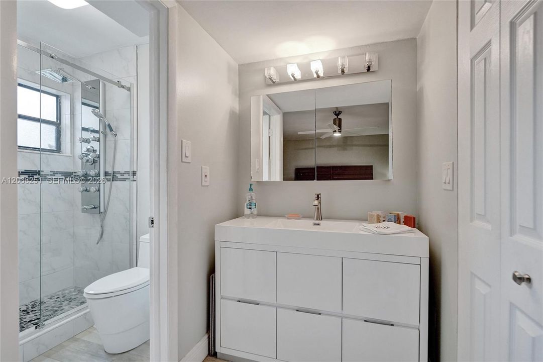 For Sale: $250,000 (2 beds, 2 baths, 1023 Square Feet)