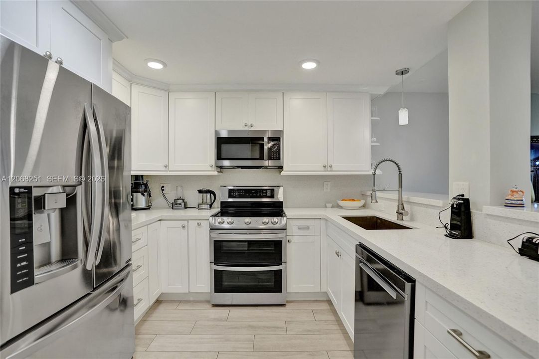 For Sale: $250,000 (2 beds, 2 baths, 1023 Square Feet)