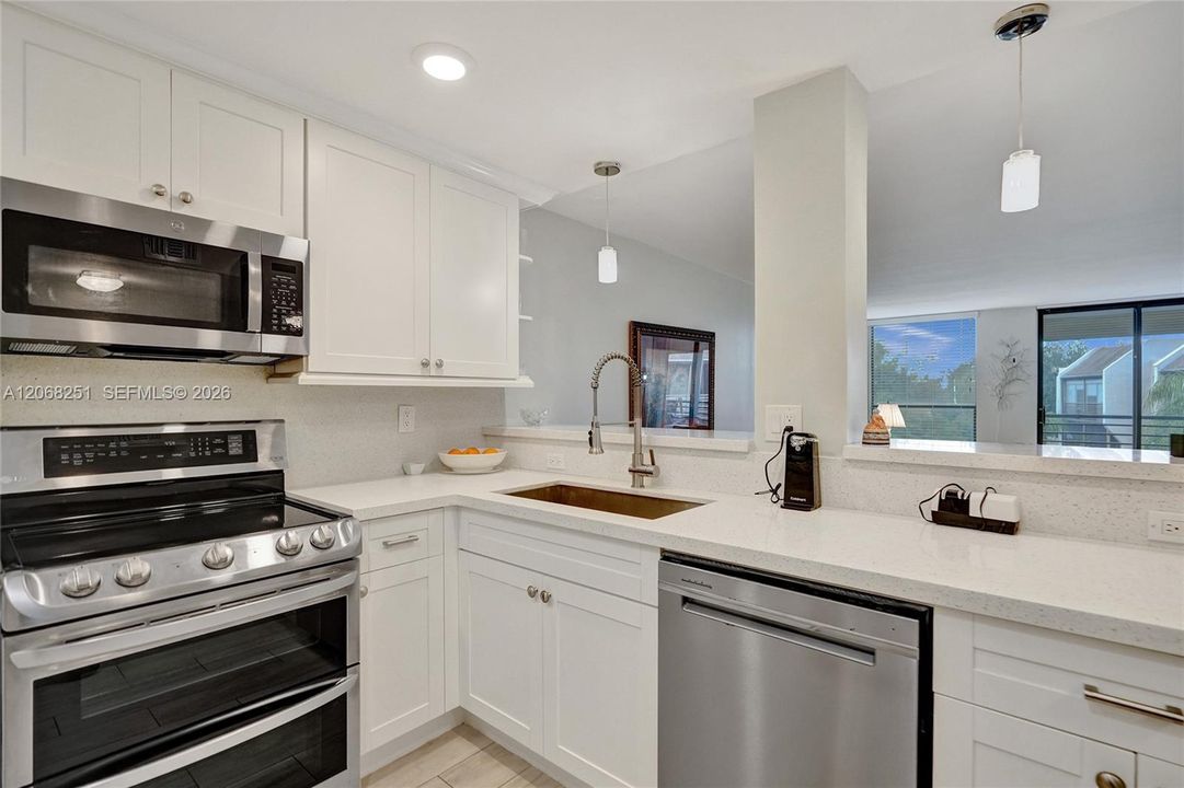 For Sale: $250,000 (2 beds, 2 baths, 1023 Square Feet)