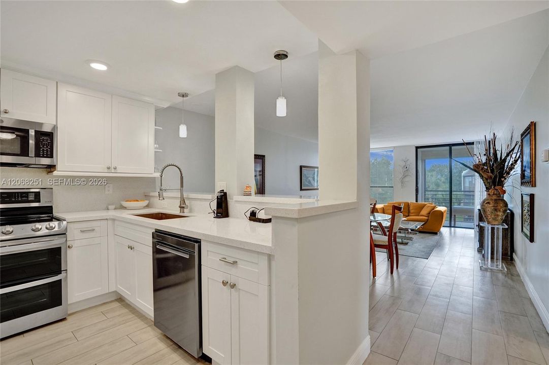 For Sale: $250,000 (2 beds, 2 baths, 1023 Square Feet)