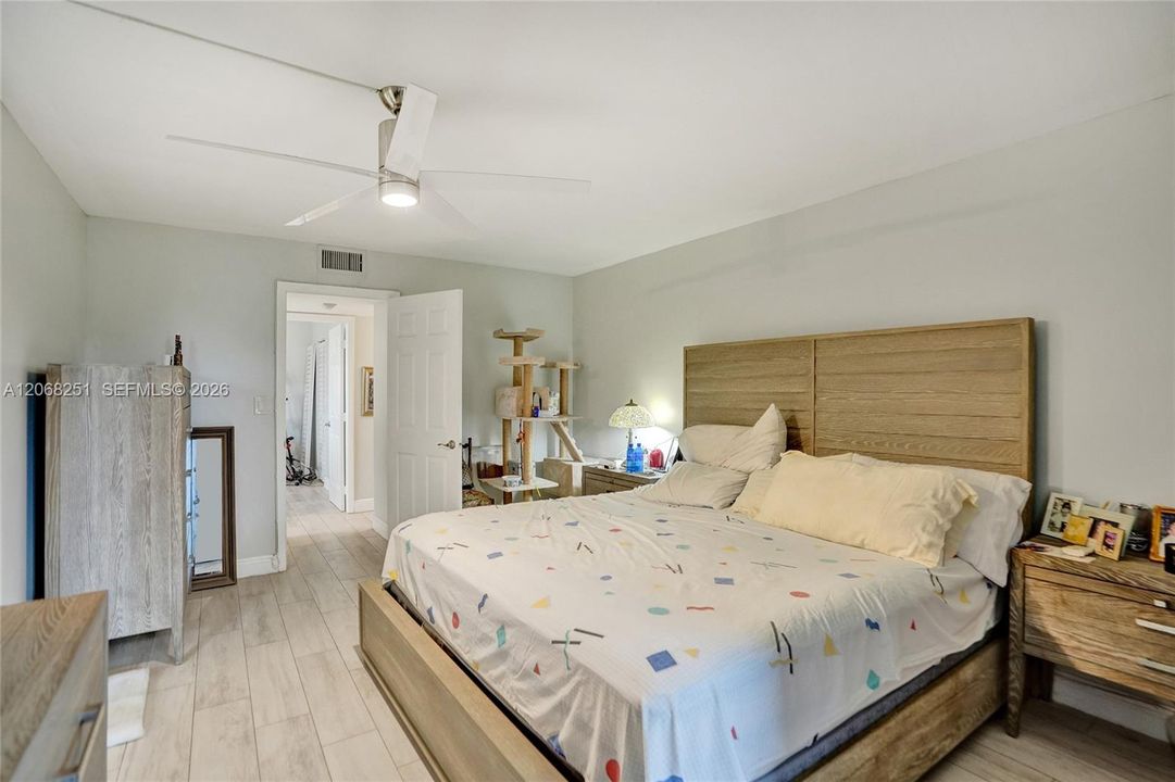 For Sale: $250,000 (2 beds, 2 baths, 1023 Square Feet)