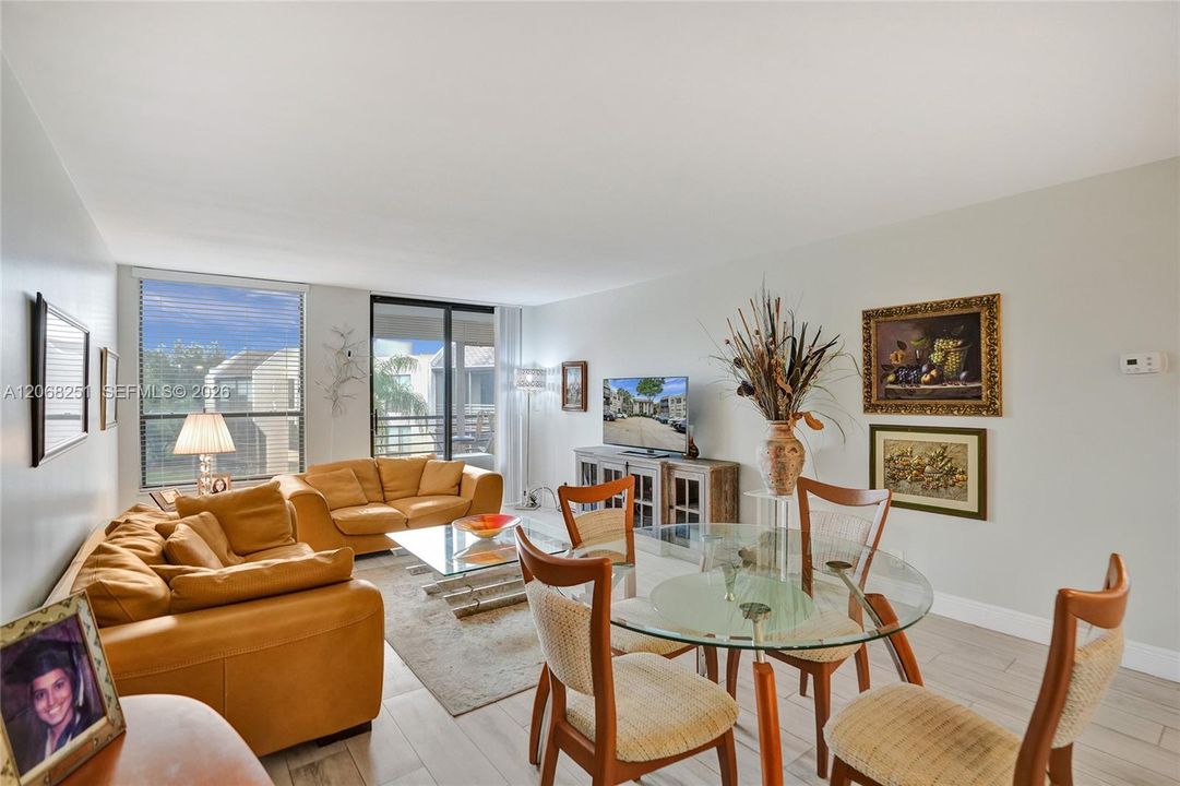 For Sale: $250,000 (2 beds, 2 baths, 1023 Square Feet)