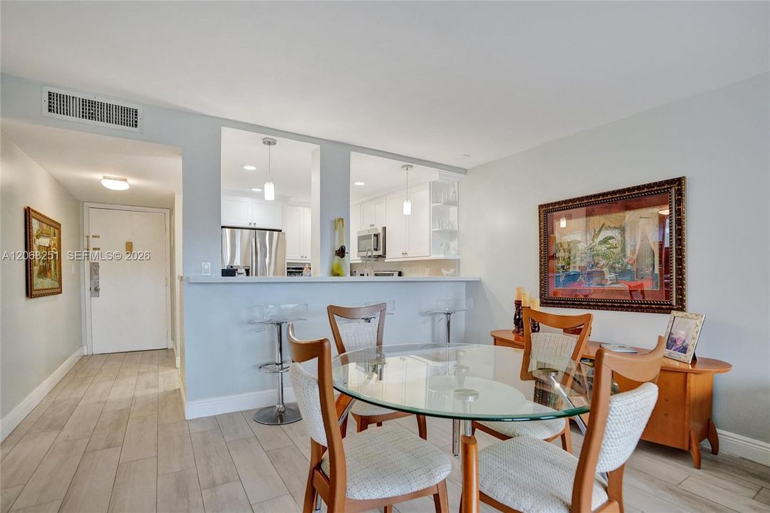 For Sale: $250,000 (2 beds, 2 baths, 1023 Square Feet)