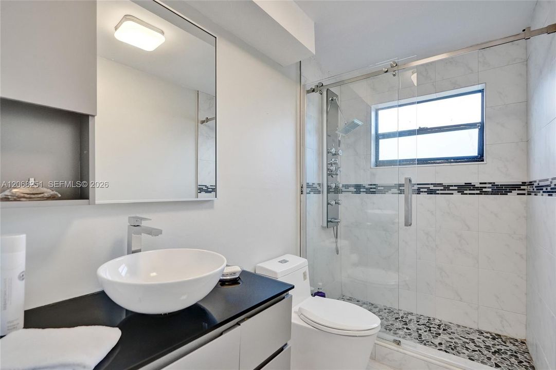 For Sale: $250,000 (2 beds, 2 baths, 1023 Square Feet)